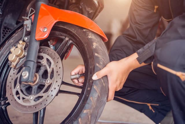 Jakie ciśnienie w oponach enduro, aby uniknąć niebezpieczeństw na trasie?