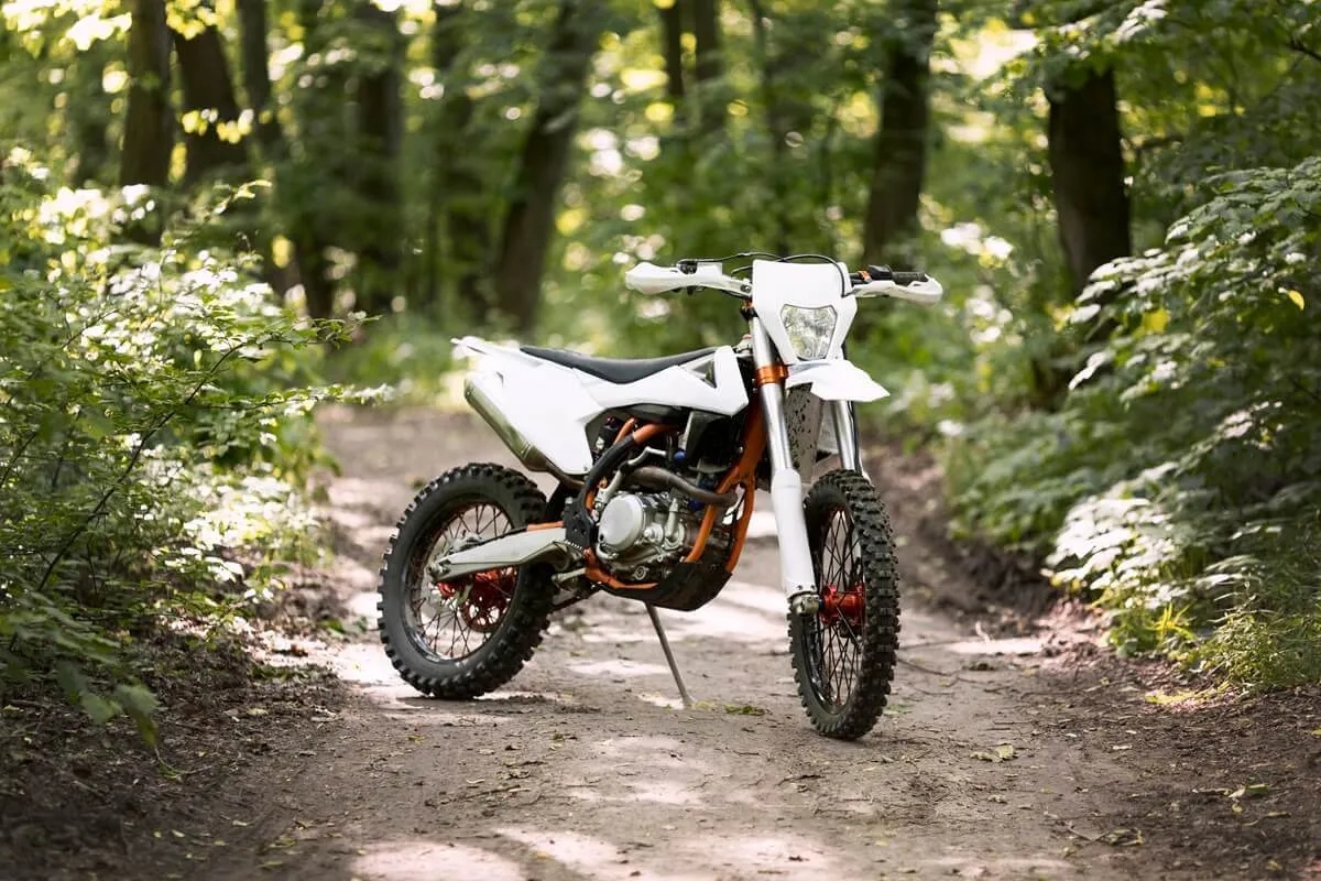Jakie opony do turystycznego enduro: uniknij złych wyborów i kosztów